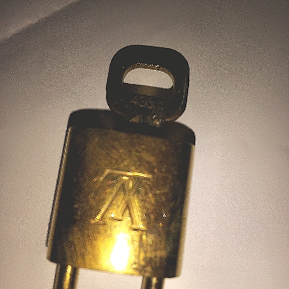 LV lock and key # 485 - Picture 2 of 2